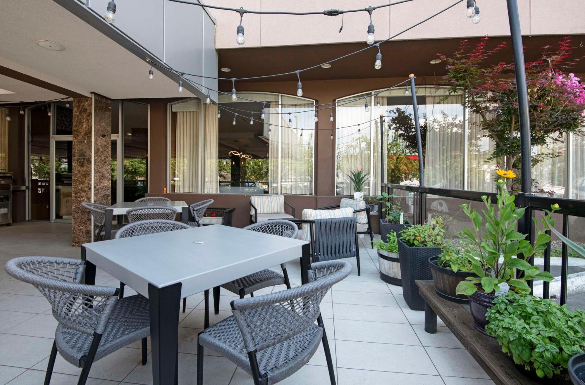 Hotel Doubletree By Hilton - Kamloops Exterior foto