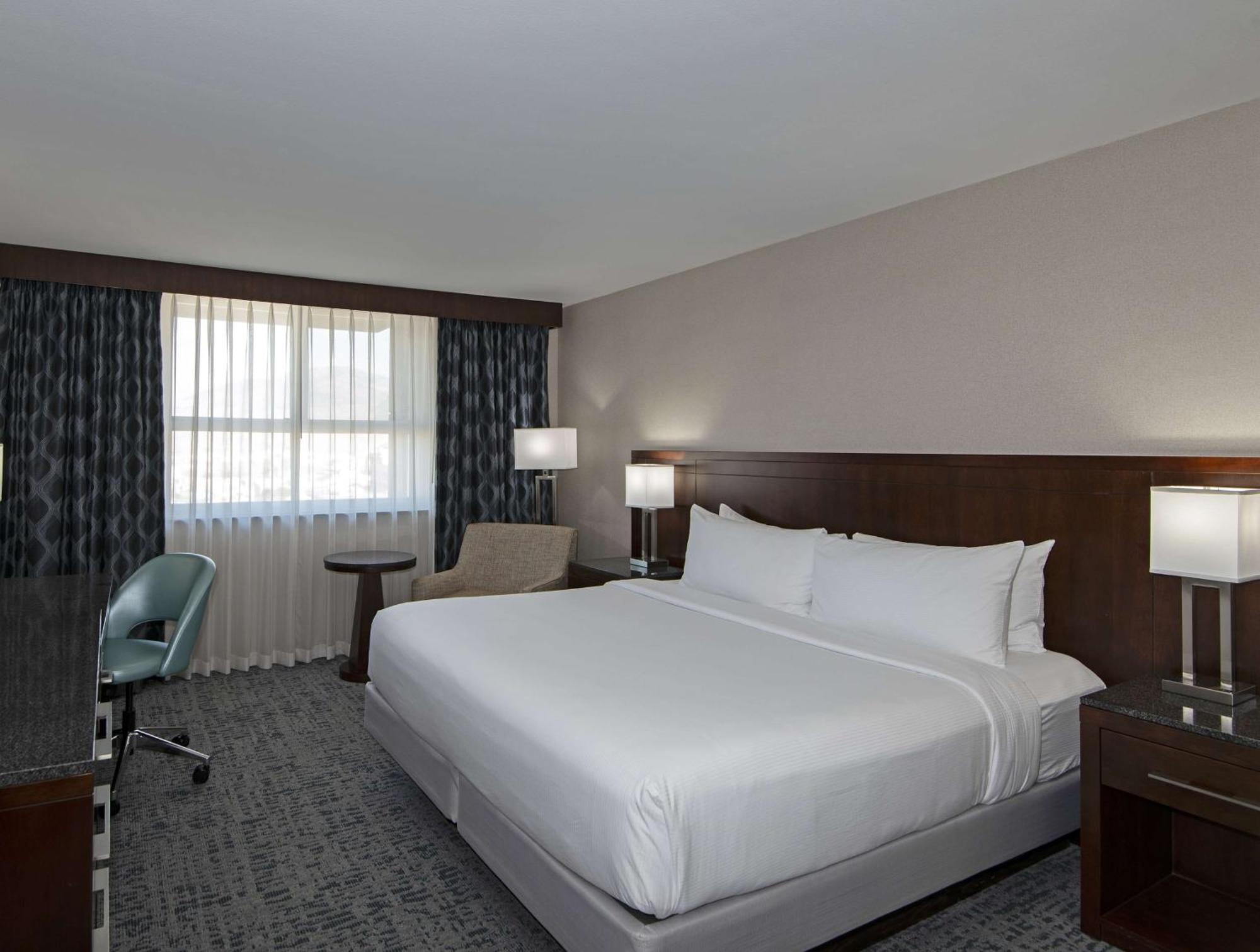 Hotel Doubletree By Hilton - Kamloops Exterior foto